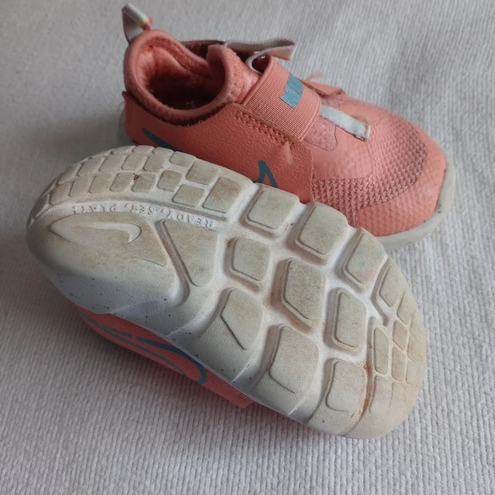 Nike do it babies pink sneakers size 5c
